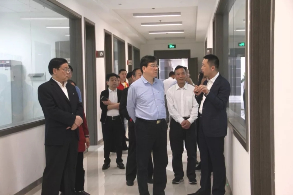 湖南省政協(xié)副主席、湖南省工商聯(lián)主席張健帶隊來到湖南賓之郎食品科技有限公司調(diào)研